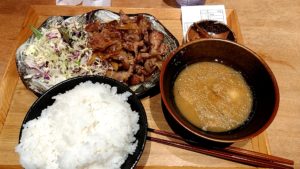 （豊洲　グルメ　ランチ　定食）　「酒場シナトラ 豊洲店」の「豚の生姜焼き定食」　もっと早く来れば良かった！